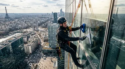 Nettoyage de vitres en grande hauteur à Paris